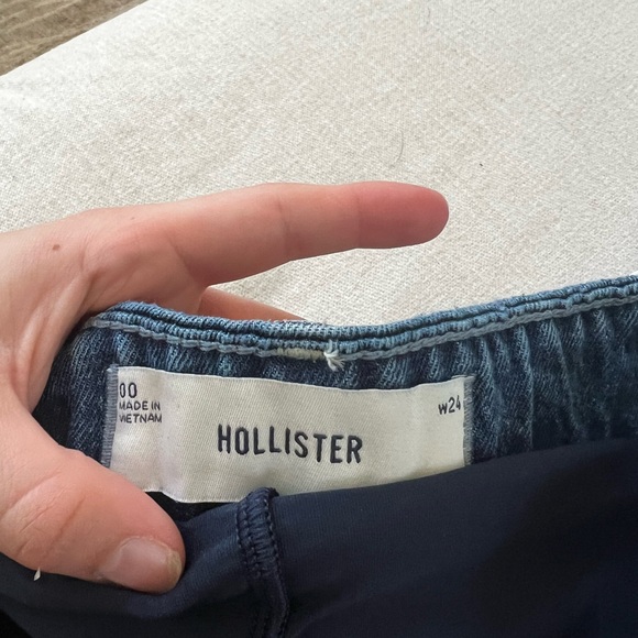 Hollister Low-Rise Embroidered Denim Mini Skort - Picture 3 of 4